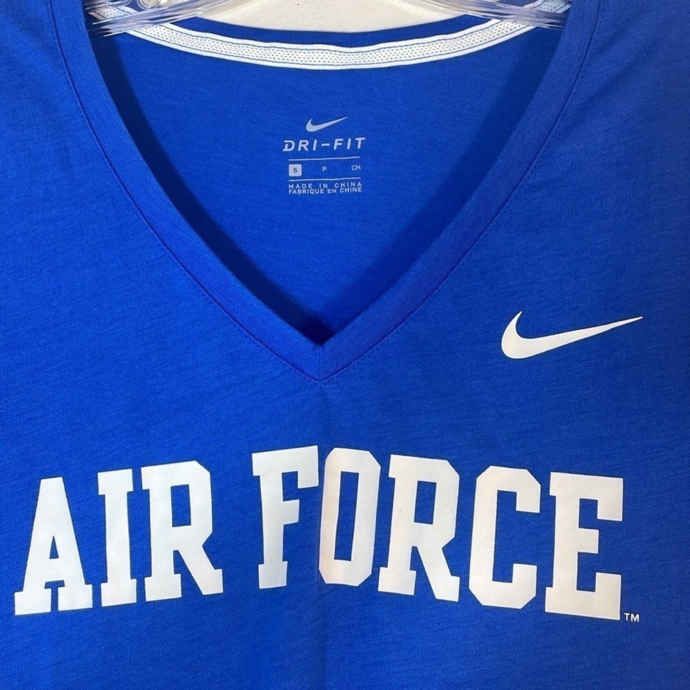 NWT. Nike Dry Fit Small Graphic Tee. - Picture 4 of 9